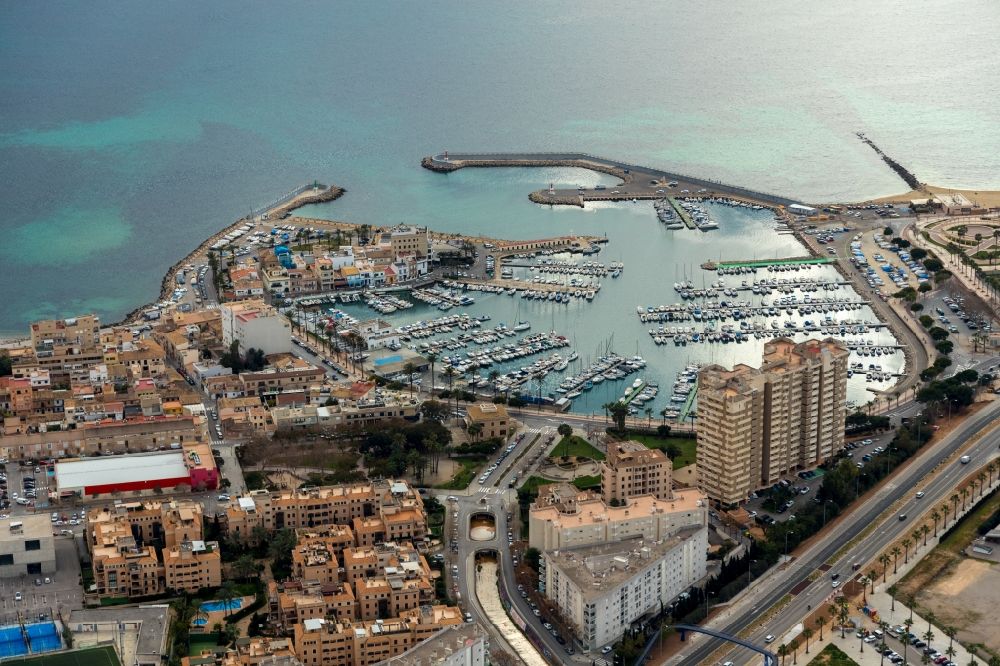 Luftbild Palma - Yachthafen mit Sportboot- Anlegestellen und Bootsliegeplätzen am Uferbereich in Palma in Balearische Insel Mallorca, Spanien