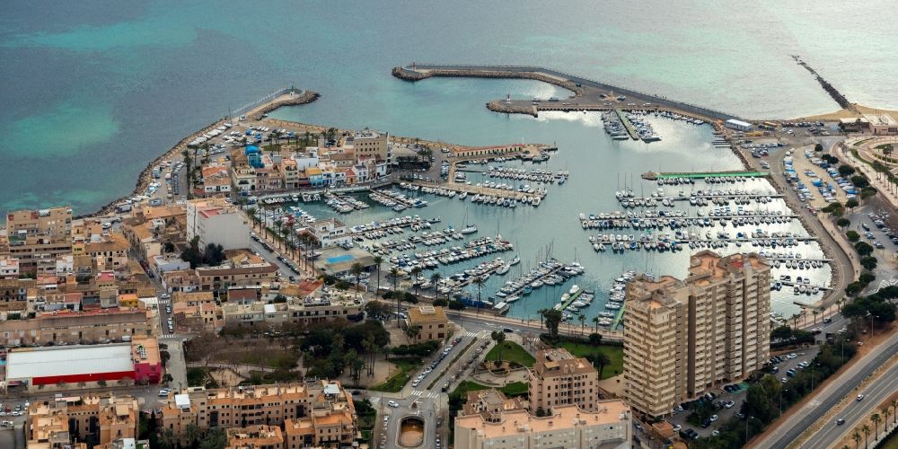 Luftaufnahme Palma - Yachthafen mit Sportboot- Anlegestellen und Bootsliegeplätzen am Uferbereich in Palma in Balearische Insel Mallorca, Spanien