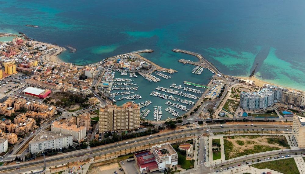 Palma von oben - Yachthafen mit Sportboot- Anlegestellen und Bootsliegeplätzen am Uferbereich in Palma in Balearische Insel Mallorca, Spanien