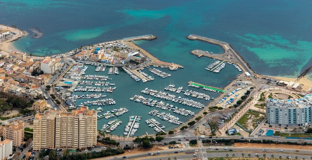 Palma aus der Vogelperspektive: Yachthafen mit Sportboot- Anlegestellen und Bootsliegeplätzen am Uferbereich in Palma in Balearische Insel Mallorca, Spanien