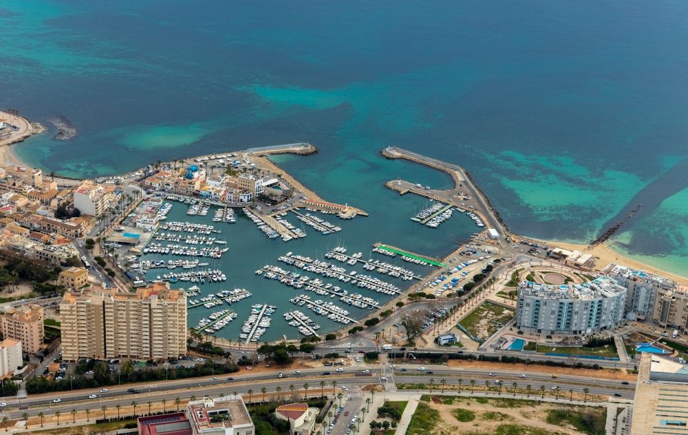 Luftbild Palma - Yachthafen mit Sportboot- Anlegestellen und Bootsliegeplätzen am Uferbereich in Palma in Balearische Insel Mallorca, Spanien
