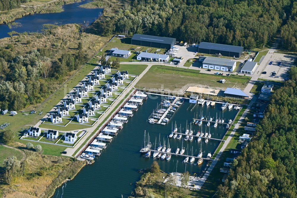 Peenemünde von oben - Yachthafen mit Sportboot- Anlegestellen und Bootsliegeplätzen am Uferbereich Peenemünde in Peenemünde im Bundesland Mecklenburg-Vorpommern, Deutschland