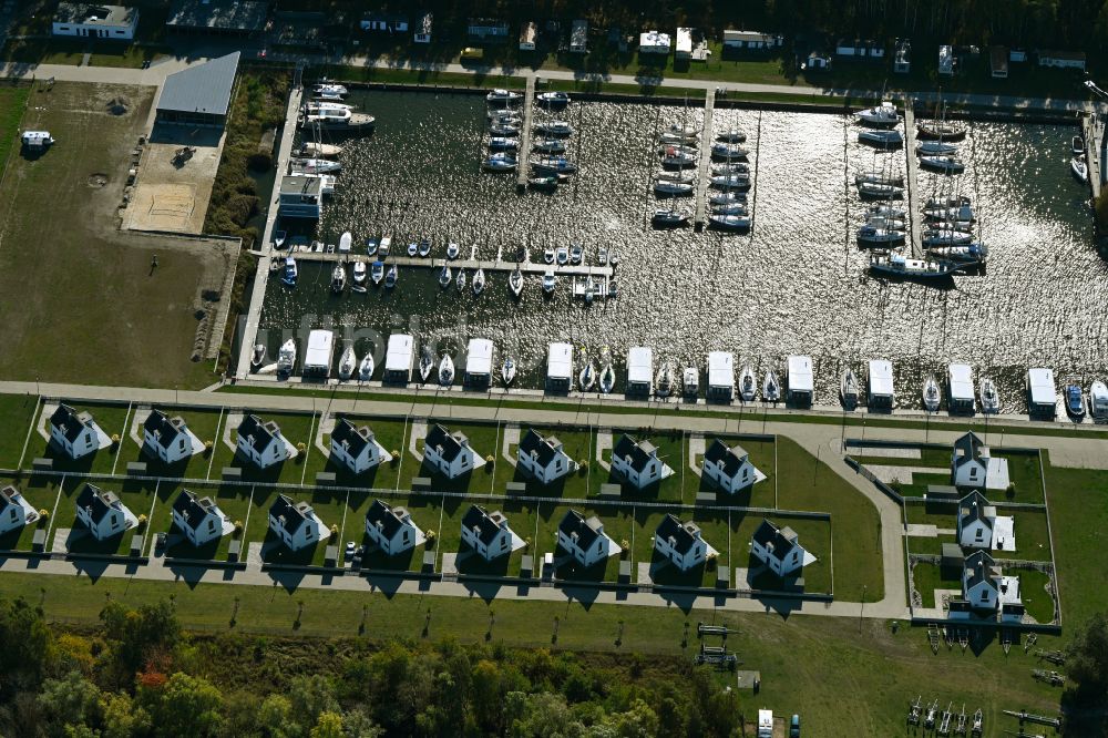 Luftbild Peenemünde - Yachthafen mit Sportboot- Anlegestellen und Bootsliegeplätzen am Uferbereich Peenemünde in Peenemünde im Bundesland Mecklenburg-Vorpommern, Deutschland