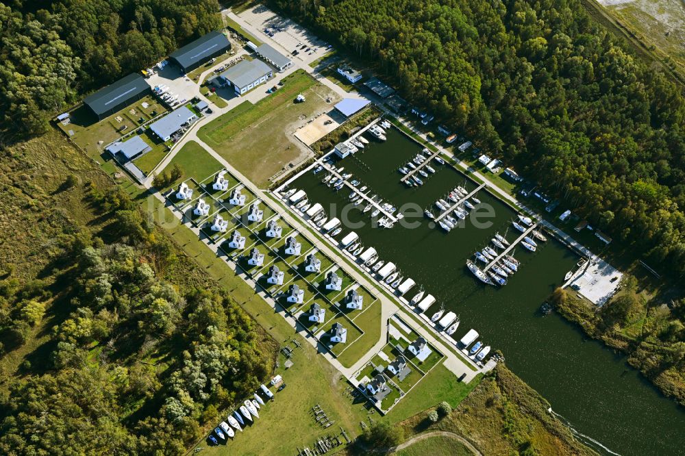 Luftbild Peenemünde - Yachthafen mit Sportboot- Anlegestellen und Bootsliegeplätzen am Uferbereich Peenemünde in Peenemünde im Bundesland Mecklenburg-Vorpommern, Deutschland