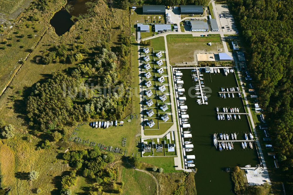 Luftaufnahme Peenemünde - Yachthafen mit Sportboot- Anlegestellen und Bootsliegeplätzen am Uferbereich Peenemünde in Peenemünde im Bundesland Mecklenburg-Vorpommern, Deutschland
