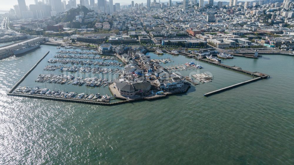San Francisco aus der Vogelperspektive: Yachthafen mit Sportboot- Anlegestellen und Bootsliegeplätzen am Uferbereich PIER 39 Beach Street in San Francisco in Kalifornien, USA