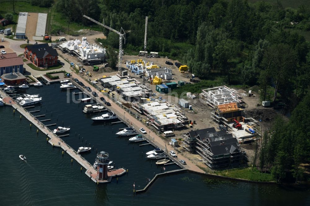 Luftbild Plau am See - Yachthafen mit Sportboot- Anlegestellen und Bootsliegeplätzen am Uferbereich des Plauer Sees in Plau am See im Bundesland Mecklenburg-Vorpommern