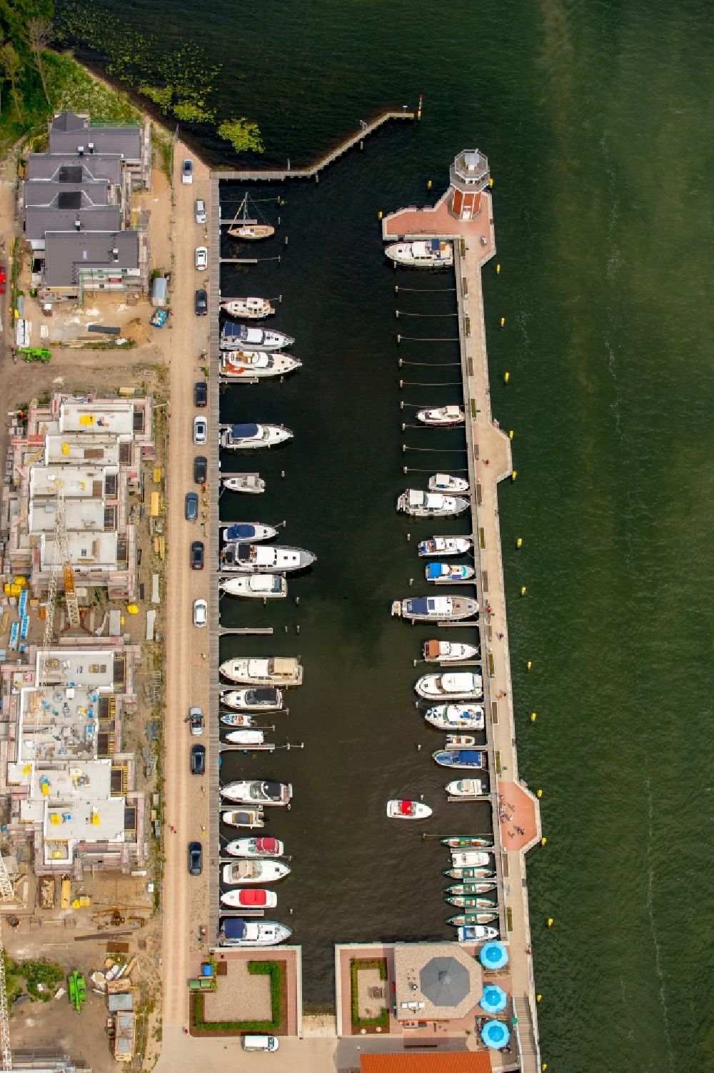 Plau am See aus der Vogelperspektive: Yachthafen mit Sportboot- Anlegestellen und Bootsliegeplätzen am Uferbereich des Plauer Sees in Plau am See im Bundesland Mecklenburg-Vorpommern
