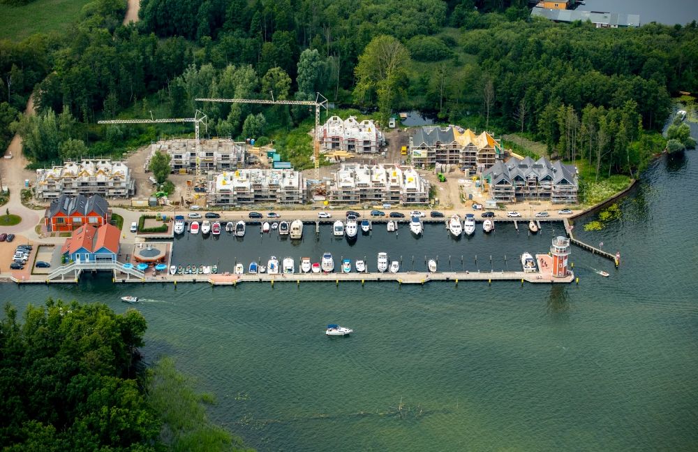 Luftaufnahme Plau am See - Yachthafen mit Sportboot- Anlegestellen und Bootsliegeplätzen am Uferbereich des Plauer Sees in Plau am See im Bundesland Mecklenburg-Vorpommern