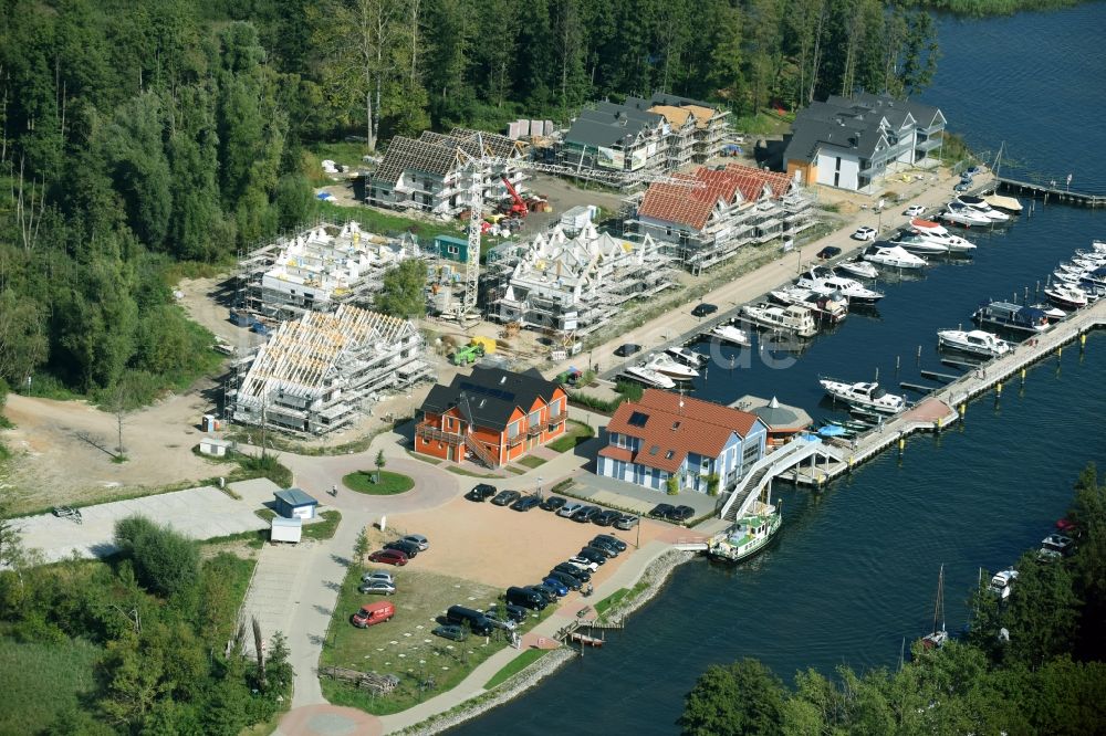 Plau am See von oben - Yachthafen mit Sportboot- Anlegestellen und Bootsliegeplätzen am Uferbereich des Plauer Sees in Plau am See im Bundesland Mecklenburg-Vorpommern