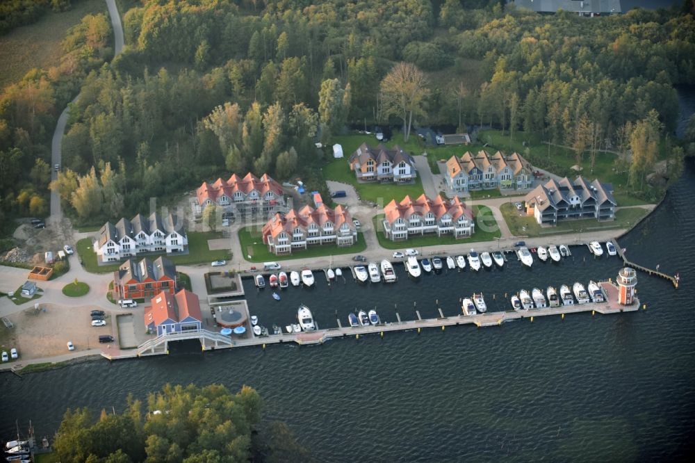 Luftaufnahme Plau am See - Yachthafen mit Sportboot- Anlegestellen und Bootsliegeplätzen am Uferbereich des Plauer Sees in Plau am See im Bundesland Mecklenburg-Vorpommern