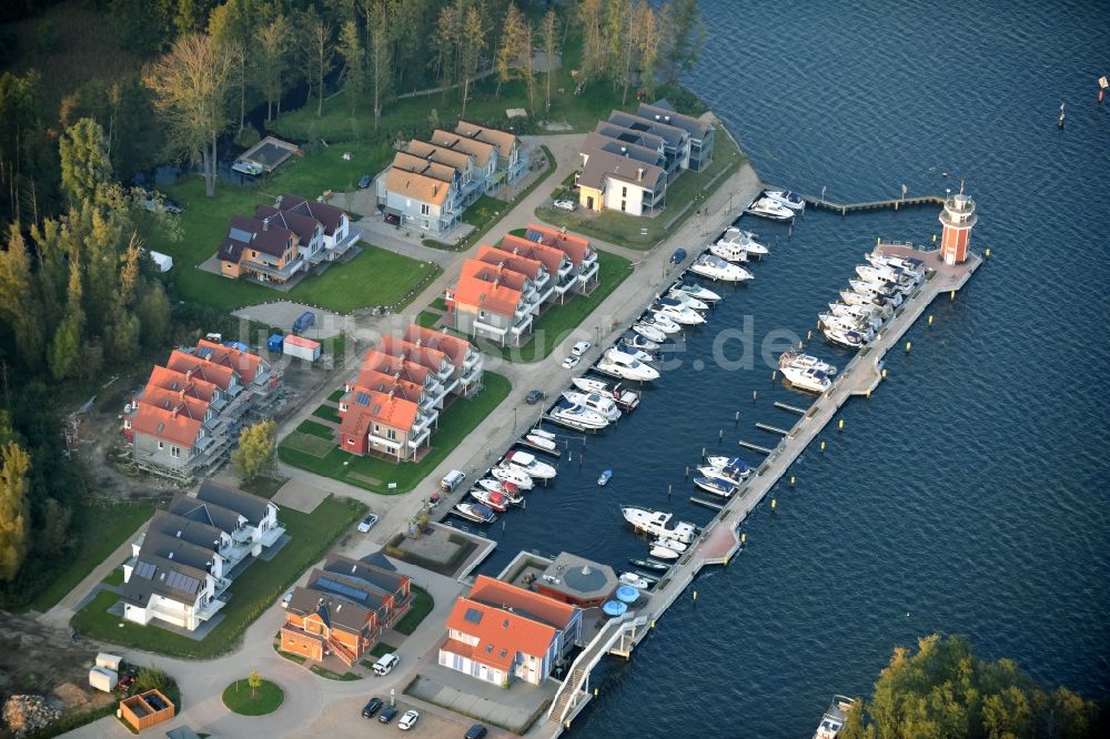 Luftbild Plau am See - Yachthafen mit Sportboot- Anlegestellen und Bootsliegeplätzen am Uferbereich des Plauer Sees in Plau am See im Bundesland Mecklenburg-Vorpommern