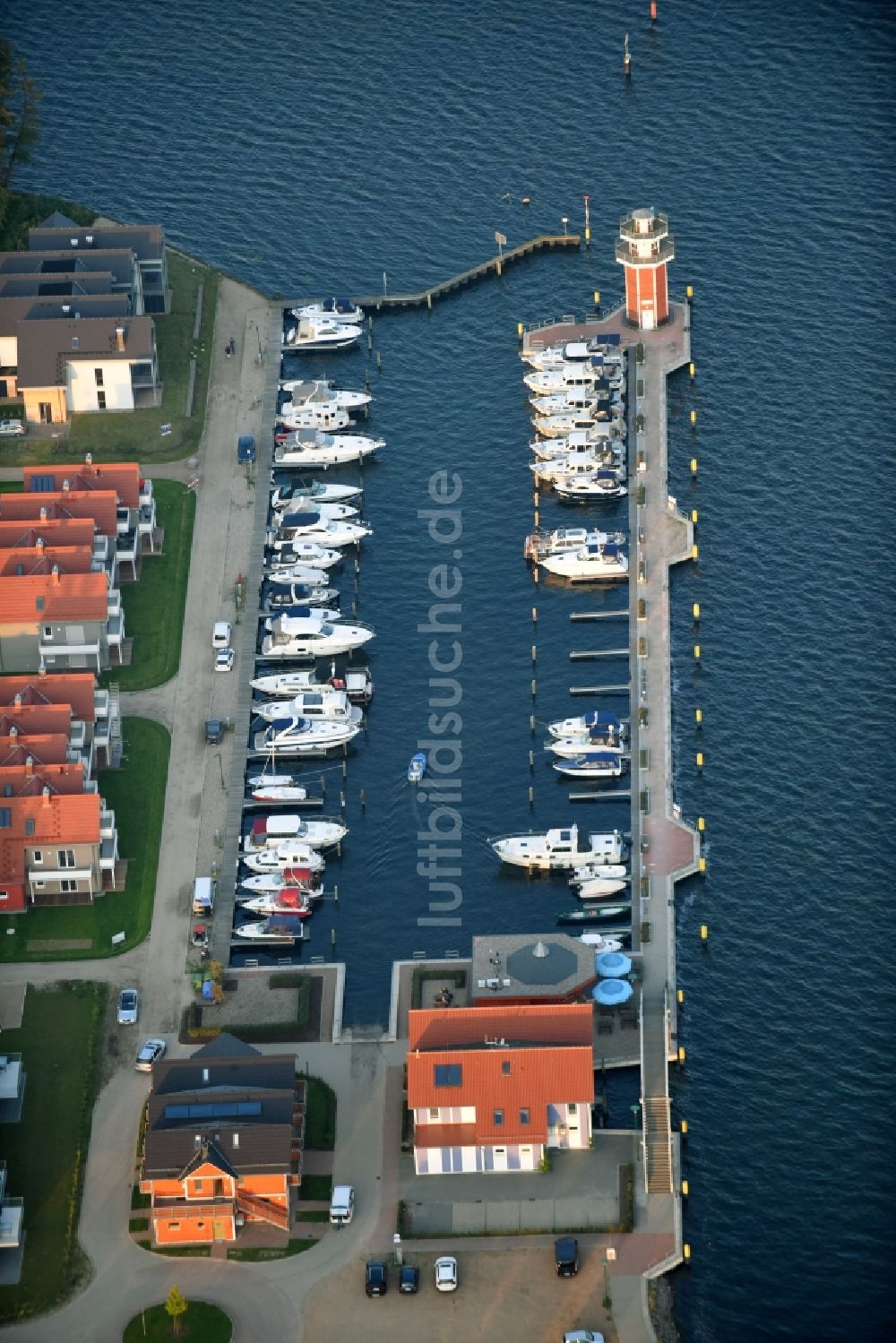Plau am See von oben - Yachthafen mit Sportboot- Anlegestellen und Bootsliegeplätzen am Uferbereich des Plauer Sees in Plau am See im Bundesland Mecklenburg-Vorpommern
