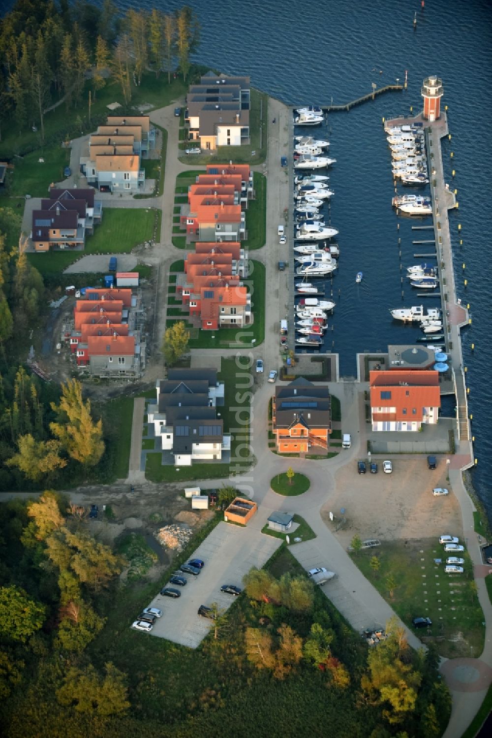 Plau am See aus der Vogelperspektive: Yachthafen mit Sportboot- Anlegestellen und Bootsliegeplätzen am Uferbereich des Plauer Sees in Plau am See im Bundesland Mecklenburg-Vorpommern