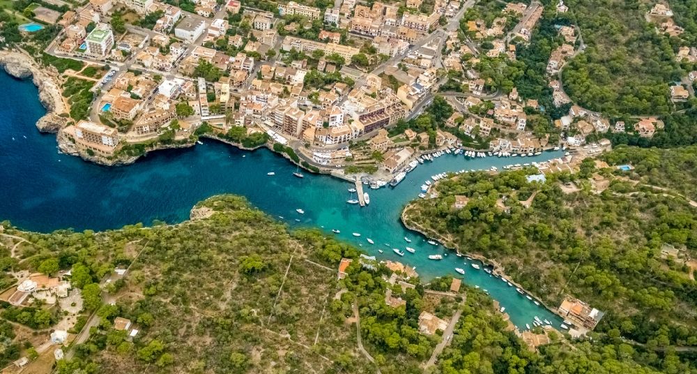 Santanyi von oben - Yachthafen mit Sportboot- Anlegestellen und Bootsliegeplätzen am Uferbereich Port de Cala Figuera in Santanyi in Balearische Insel Mallorca, Spanien