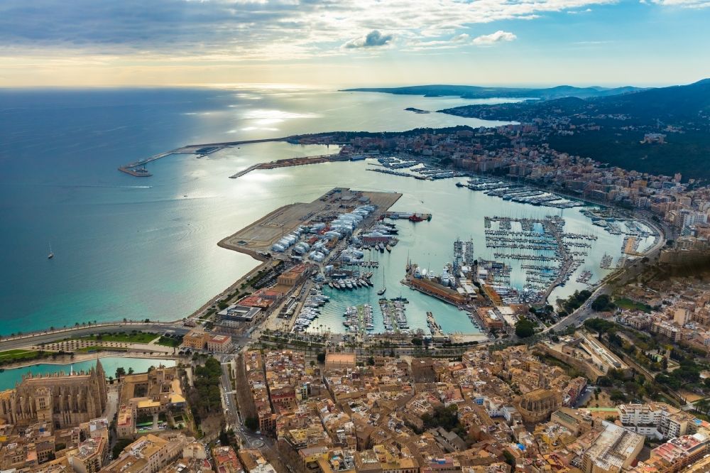Palma aus der Vogelperspektive: Yachthafen mit Sportboot- Anlegestellen und Bootsliegeplätzen am Uferbereich Port de Palma in Palma in Balearische Insel Mallorca, Spanien