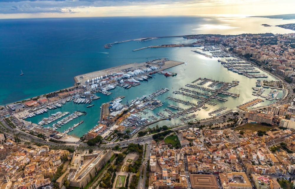 Palma von oben - Yachthafen mit Sportboot- Anlegestellen und Bootsliegeplätzen am Uferbereich Port de Palma in Palma in Balearische Insel Mallorca, Spanien