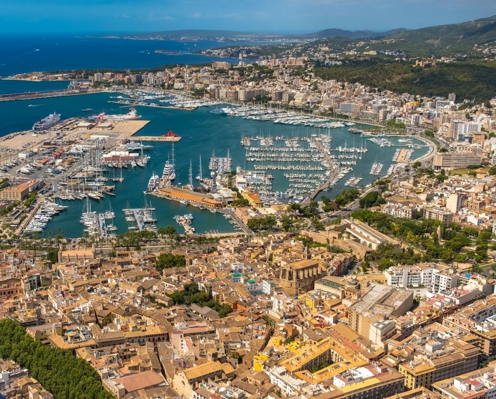 Luftbild Palma - Yachthafen mit Sportboot- Anlegestellen und Bootsliegeplätzen am Uferbereich Port de Palma in Palma in Balearische Insel Mallorca, Spanien