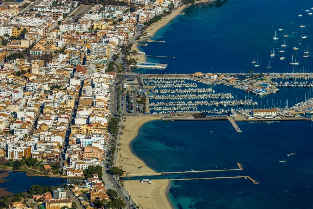 Port de Pollenca von oben - Yachthafen mit Sportboot- Anlegestellen und Bootsliegeplätzen am Uferbereich in Port de Pollenca in Balearische Insel Mallorca, Spanien
