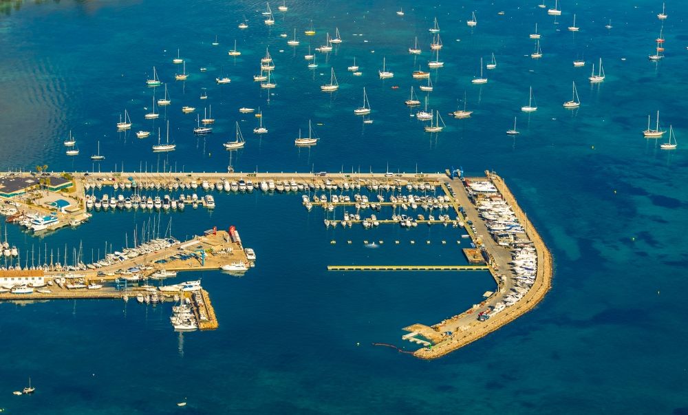 Port de Pollenca aus der Vogelperspektive: Yachthafen mit Sportboot- Anlegestellen und Bootsliegeplätzen am Uferbereich in Port de Pollenca in Balearische Insel Mallorca, Spanien
