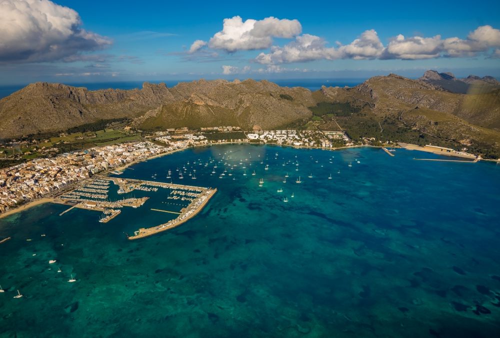 Luftbild Port de Pollenca - Yachthafen mit Sportboot- Anlegestellen und Bootsliegeplätzen am Uferbereich in Port de Pollenca in Balearische Insel Mallorca, Spanien