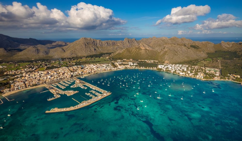Luftaufnahme Port de Pollenca - Yachthafen mit Sportboot- Anlegestellen und Bootsliegeplätzen am Uferbereich in Port de Pollenca in Balearische Insel Mallorca, Spanien