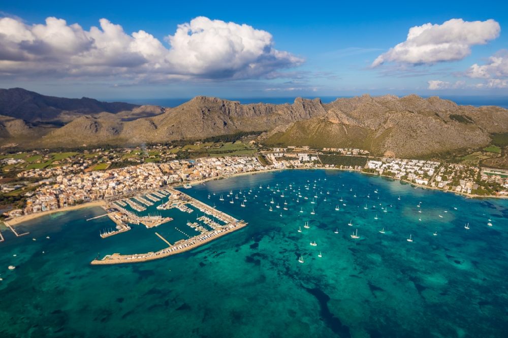 Port de Pollenca von oben - Yachthafen mit Sportboot- Anlegestellen und Bootsliegeplätzen am Uferbereich in Port de Pollenca in Balearische Insel Mallorca, Spanien