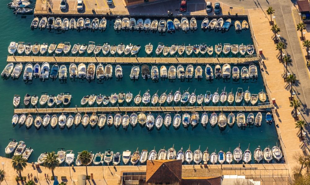 Soller von oben - Yachthafen mit Sportboot- Anlegestellen und Bootsliegeplätzen am Uferbereich Port de Sóller in Soller auf der balearischen Mittelmeerinsel Mallorca, Spanien
