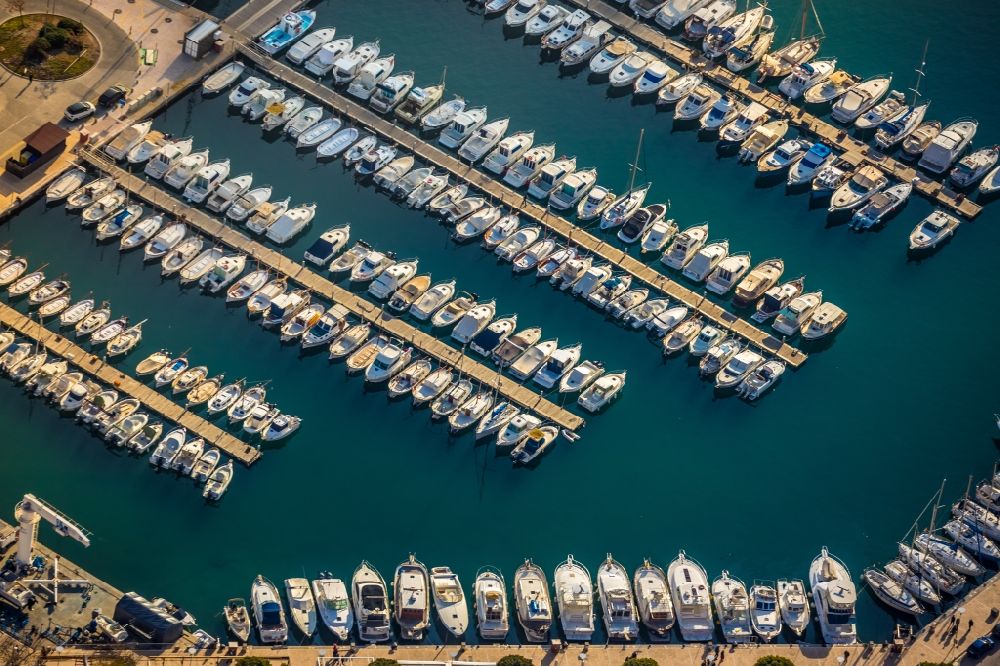 Luftaufnahme Soller - Yachthafen mit Sportboot- Anlegestellen und Bootsliegeplätzen am Uferbereich Port de Sóller in Soller auf der balearischen Mittelmeerinsel Mallorca, Spanien