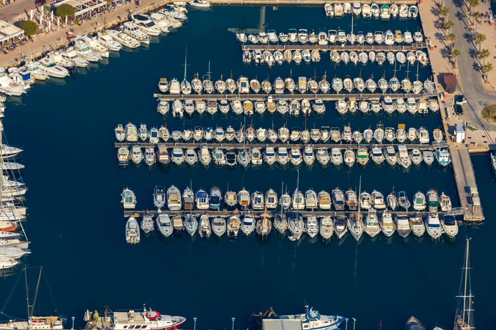 Soller aus der Vogelperspektive: Yachthafen mit Sportboot- Anlegestellen und Bootsliegeplätzen am Uferbereich Port de Sóller in Soller auf der balearischen Mittelmeerinsel Mallorca, Spanien