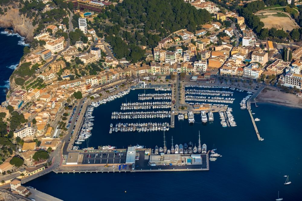 Luftbild Soller - Yachthafen mit Sportboot- Anlegestellen und Bootsliegeplätzen am Uferbereich Port de Sóller in Soller auf der balearischen Mittelmeerinsel Mallorca, Spanien