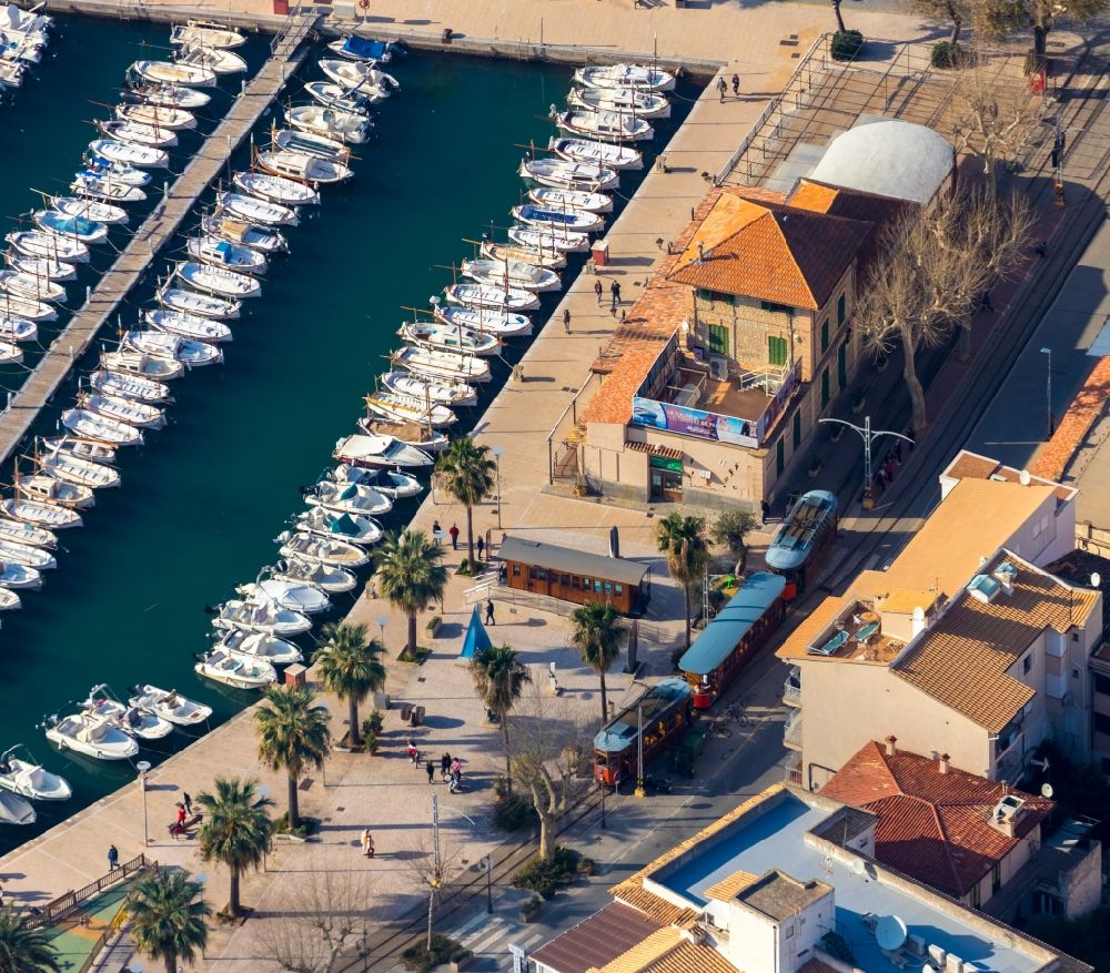 Soller von oben - Yachthafen mit Sportboot- Anlegestellen und Bootsliegeplätzen am Uferbereich Port de Sóller in Soller auf der balearischen Mittelmeerinsel Mallorca, Spanien