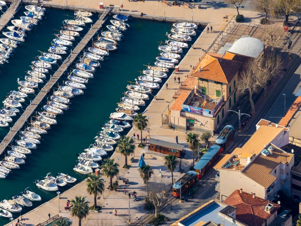 Soller aus der Vogelperspektive: Yachthafen mit Sportboot- Anlegestellen und Bootsliegeplätzen am Uferbereich Port de Sóller in Soller auf der balearischen Mittelmeerinsel Mallorca, Spanien