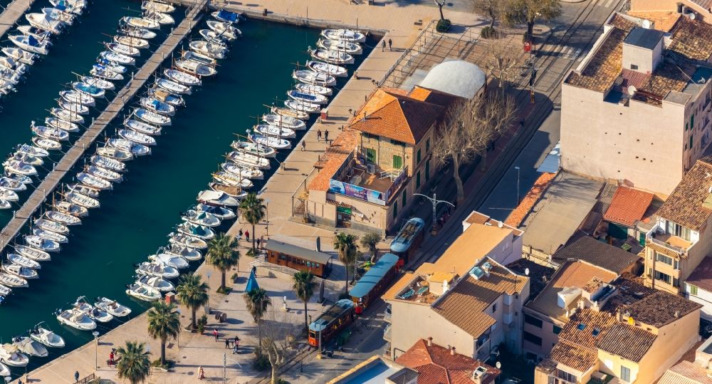 Luftbild Soller - Yachthafen mit Sportboot- Anlegestellen und Bootsliegeplätzen am Uferbereich Port de Sóller in Soller auf der balearischen Mittelmeerinsel Mallorca, Spanien