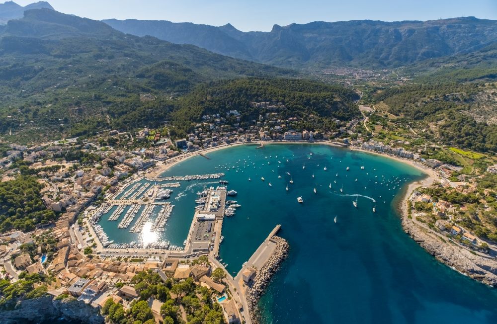 Luftaufnahme Soller - Yachthafen mit Sportboot- Anlegestellen und Bootsliegeplätzen am Uferbereich Port de Sóller in Soller auf der balearischen Mittelmeerinsel Mallorca, Spanien