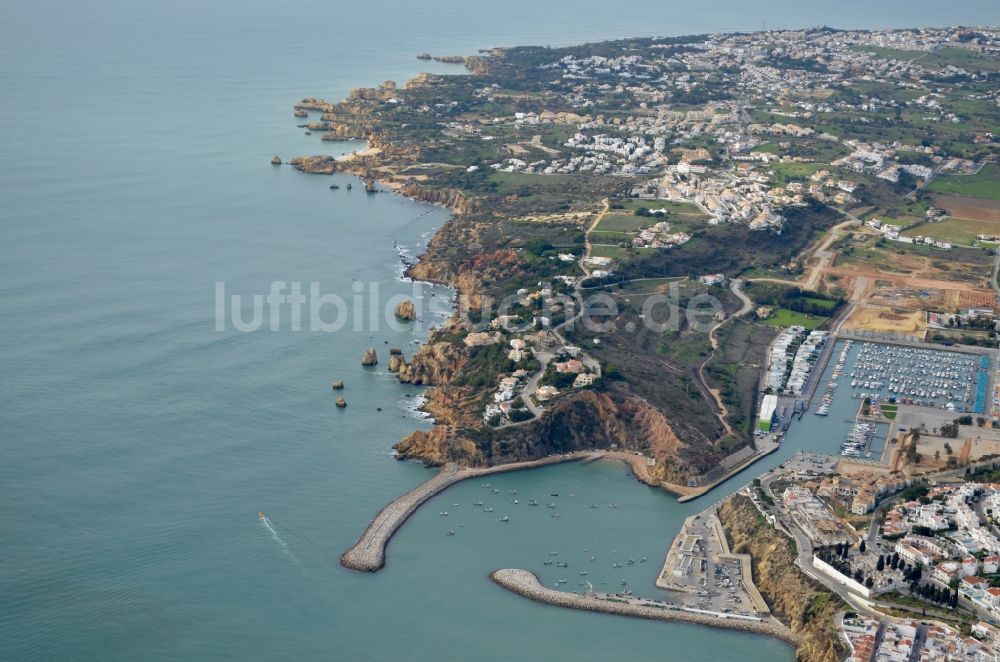 Luftaufnahme Albufeira - Yachthafen mit Sportboot- Anlegestellen und Bootsliegeplätzen am Uferbereich Porto de Abrigo de Albufeira in Albufeira in Faro, Portugal
