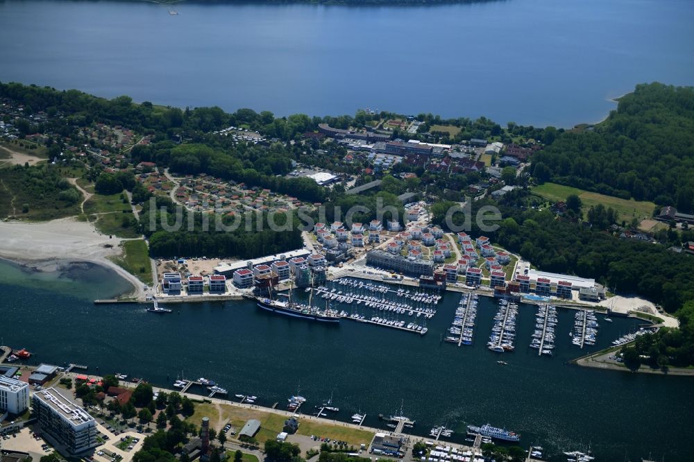 Luftbild Lübeck - Yachthafen mit Sportboot- Anlegestellen und Bootsliegeplätzen am Uferbereich der Priwallpromenade in Travemünde im Bundesland Schleswig-Holstein