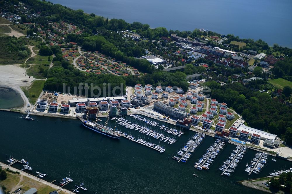 Luftbild Lübeck - Yachthafen mit Sportboot- Anlegestellen und Bootsliegeplätzen am Uferbereich der Priwallpromenade in Travemünde im Bundesland Schleswig-Holstein