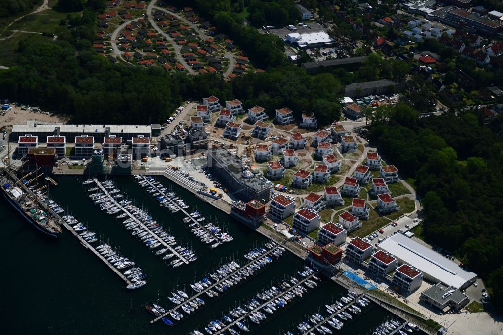 Lübeck von oben - Yachthafen mit Sportboot- Anlegestellen und Bootsliegeplätzen am Uferbereich der Priwallpromenade in Travemünde im Bundesland Schleswig-Holstein