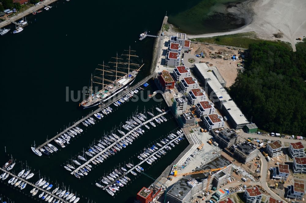 Lübeck von oben - Yachthafen mit Sportboot- Anlegestellen und Bootsliegeplätzen am Uferbereich der Priwallpromenade in Travemünde im Bundesland Schleswig-Holstein