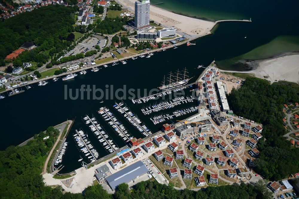 Luftaufnahme Lübeck - Yachthafen mit Sportboot- Anlegestellen und Bootsliegeplätzen am Uferbereich der Priwallpromenade in Travemünde im Bundesland Schleswig-Holstein