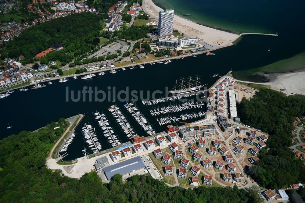 Lübeck aus der Vogelperspektive: Yachthafen mit Sportboot- Anlegestellen und Bootsliegeplätzen am Uferbereich der Priwallpromenade in Travemünde im Bundesland Schleswig-Holstein