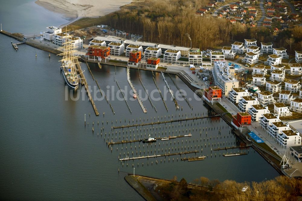 Luftaufnahme Lübeck - Yachthafen mit Sportboot- Anlegestellen und Bootsliegeplätzen am Uferbereich der Priwallpromenade in Travemünde im Bundesland Schleswig-Holstein