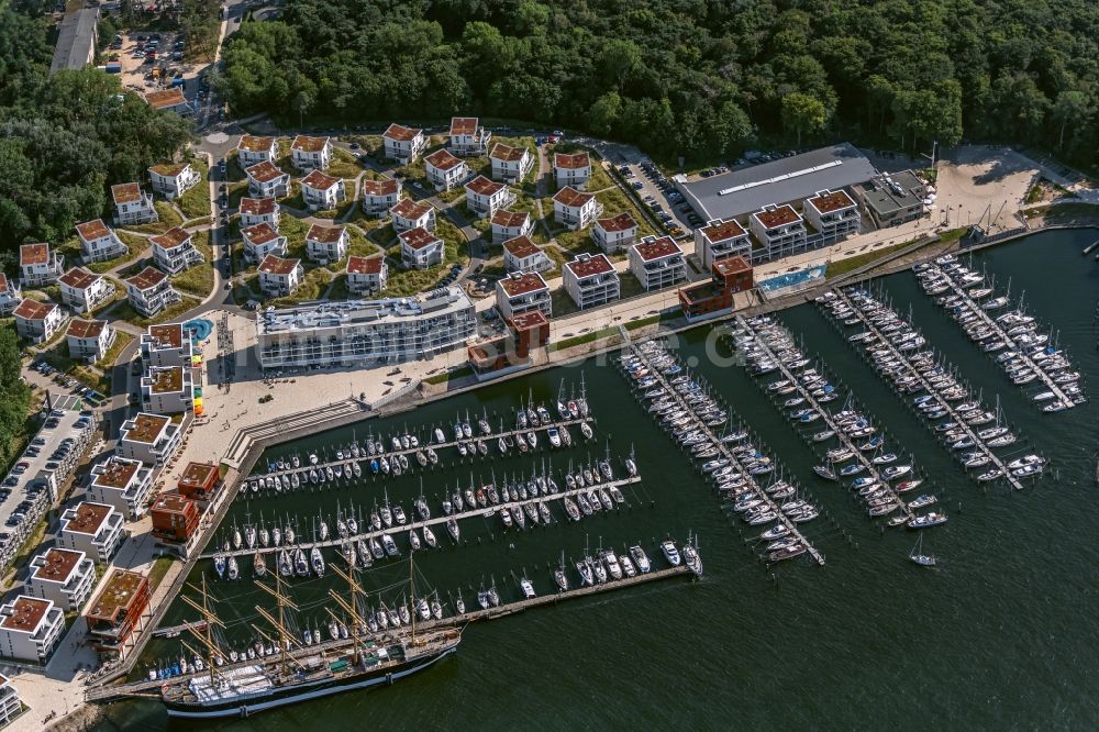 Priwall von oben - Yachthafen mit Sportboot- Anlegestellen und Bootsliegeplätzen am Uferbereich der Priwallpromenade in Travemünde im Bundesland Schleswig-Holstein