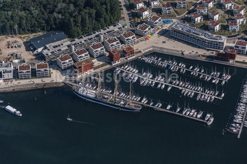 Priwall aus der Vogelperspektive: Yachthafen mit Sportboot- Anlegestellen und Bootsliegeplätzen am Uferbereich der Priwallpromenade in Travemünde im Bundesland Schleswig-Holstein