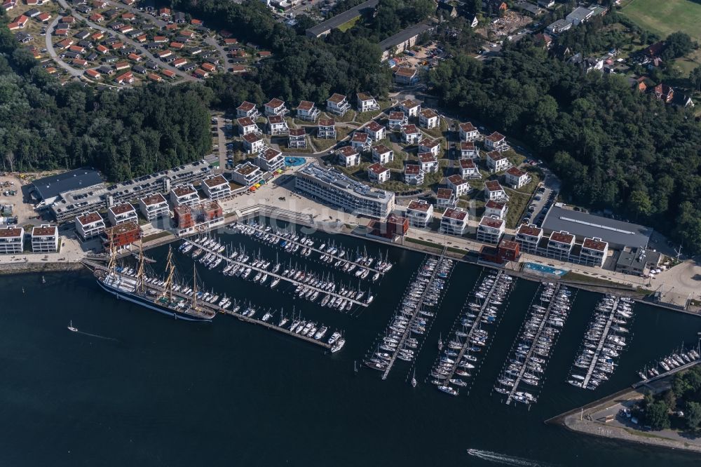 Luftbild Priwall - Yachthafen mit Sportboot- Anlegestellen und Bootsliegeplätzen am Uferbereich der Priwallpromenade in Travemünde im Bundesland Schleswig-Holstein