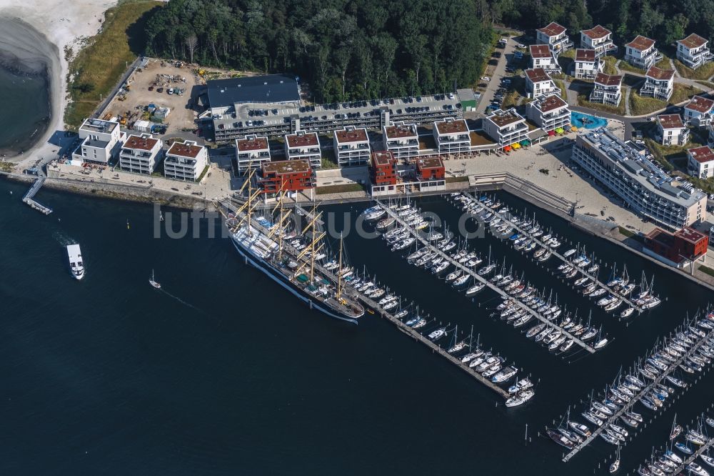 Priwall von oben - Yachthafen mit Sportboot- Anlegestellen und Bootsliegeplätzen am Uferbereich der Priwallpromenade in Travemünde im Bundesland Schleswig-Holstein