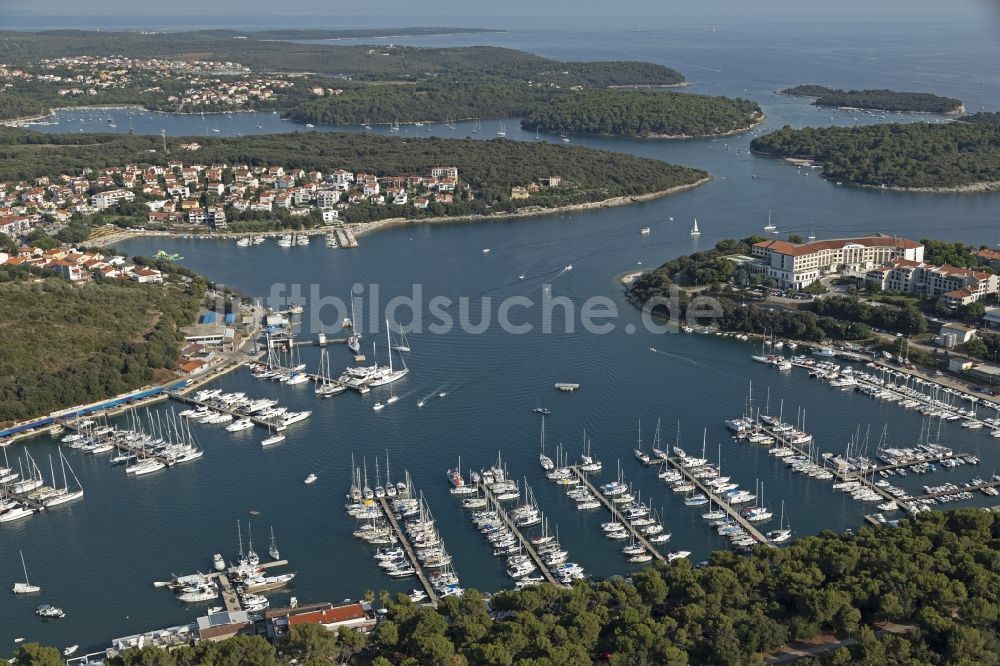 Pula aus der Vogelperspektive: Yachthafen mit Sportboot- Anlegestellen und Bootsliegeplätzen am Uferbereich in Pula in Istirien - Istarska zupanija, Kroatien