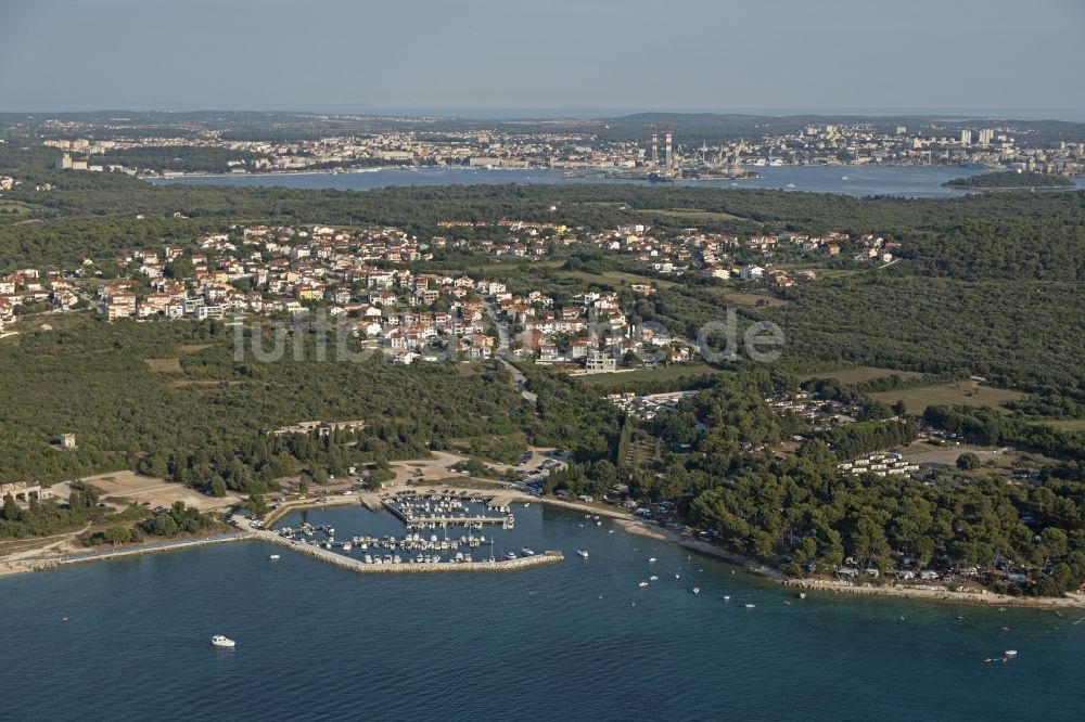 Luftbild Pula - Yachthafen mit Sportboot- Anlegestellen und Bootsliegeplätzen am Uferbereich in Pula in Istirien - Istarska zupanija, Kroatien