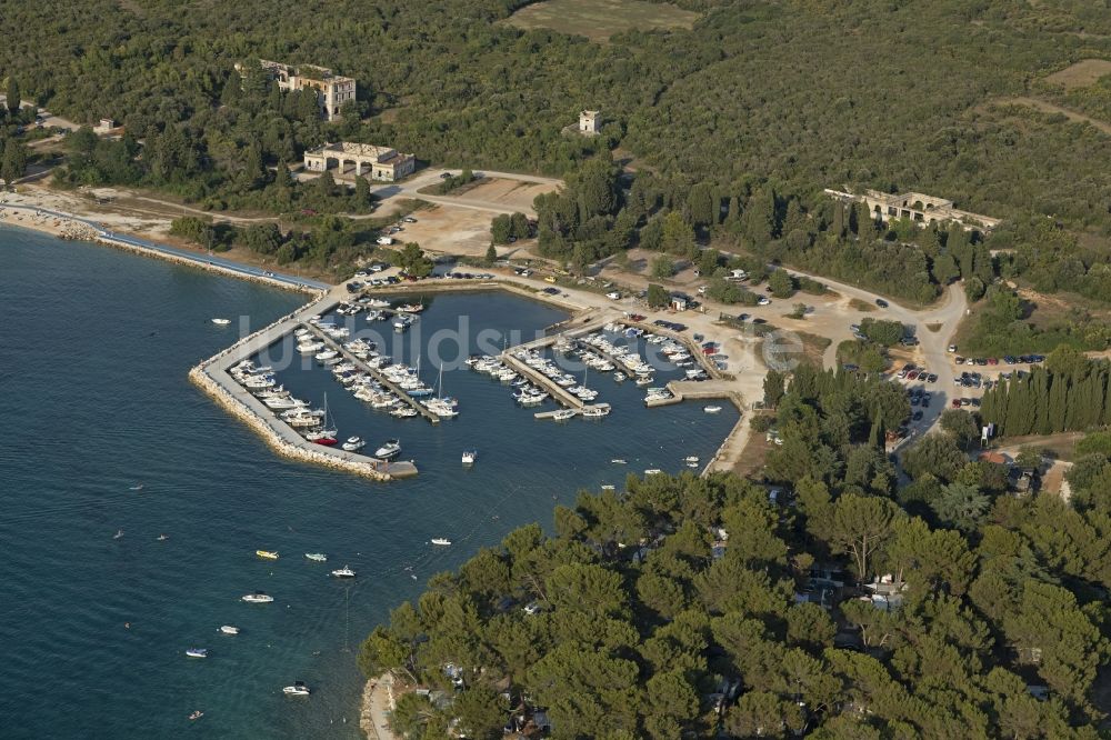 Luftaufnahme Pula - Yachthafen mit Sportboot- Anlegestellen und Bootsliegeplätzen am Uferbereich in Pula in Istirien - Istarska zupanija, Kroatien
